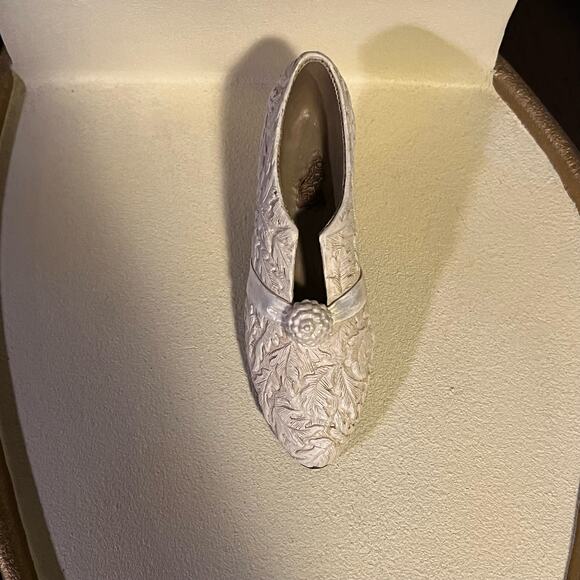 Just the Right Shoe I Do - Picture 4 of 11